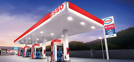 Bir Esso benzin istasyonunun fotoğrafı