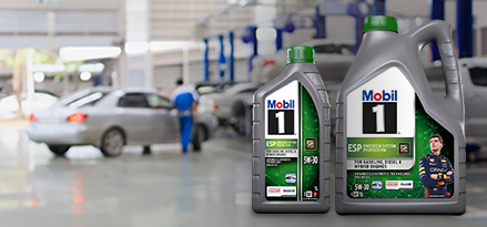 Mobil 1™ ESP 5W-30 garajdaki bir tezgah üzerinde