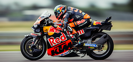 Pist boyunca yarışan Red Bull motosikleti