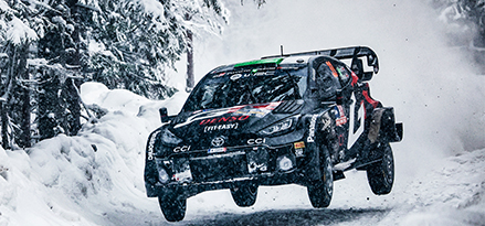 Toyota yarış arabası yağan karın altında giderken.