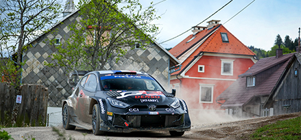 Hırvatistan'da bir yolda giden Toyota yarış arabası