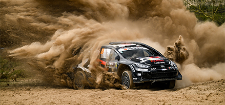 Toyota yarış arabası dönerek toz bulutu yaratırken