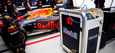 Red Bull F1 yarış arabası garajda