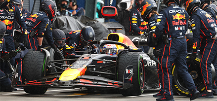 Pit stopunda Red Bull F1 yarış arabası