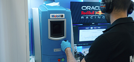 Mobil 1 laboratuvar test makinesini kullanan Red Bull mühendisi