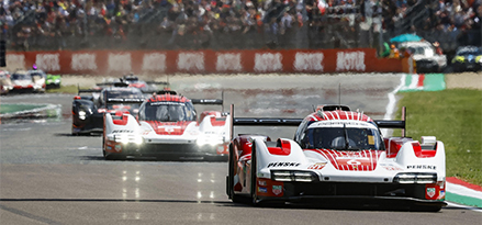 Porsche yarış arabaları pistte