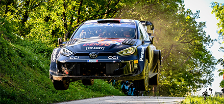 Toyota Gazoo yarış arabası yolun üzerinde havada