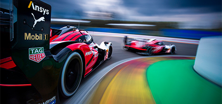 Porsche yarış arabası bir pistte