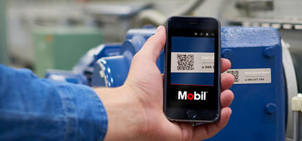 Mobil Yağ Analizi uygulamasını kullanarak örnek bir QR kodunu tarayan bir Mobil müşterisi